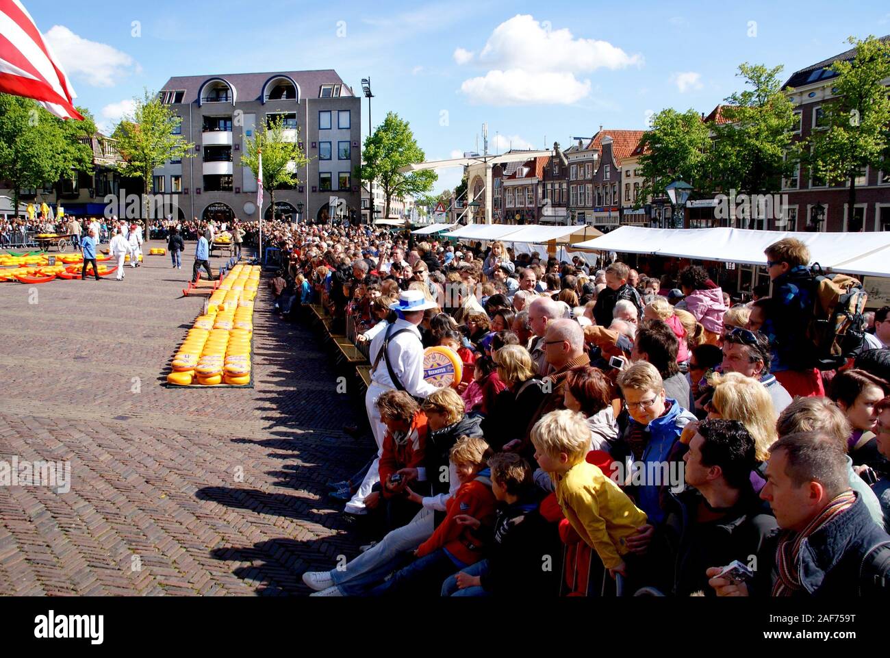 Les spectateurs et les membres de la guilde des transporteurs de fromage sur le marché au fromage à Alkmaar (Pays-Bas), 14 mai 2010. Dans le monde d'utilisation | Banque D'Images