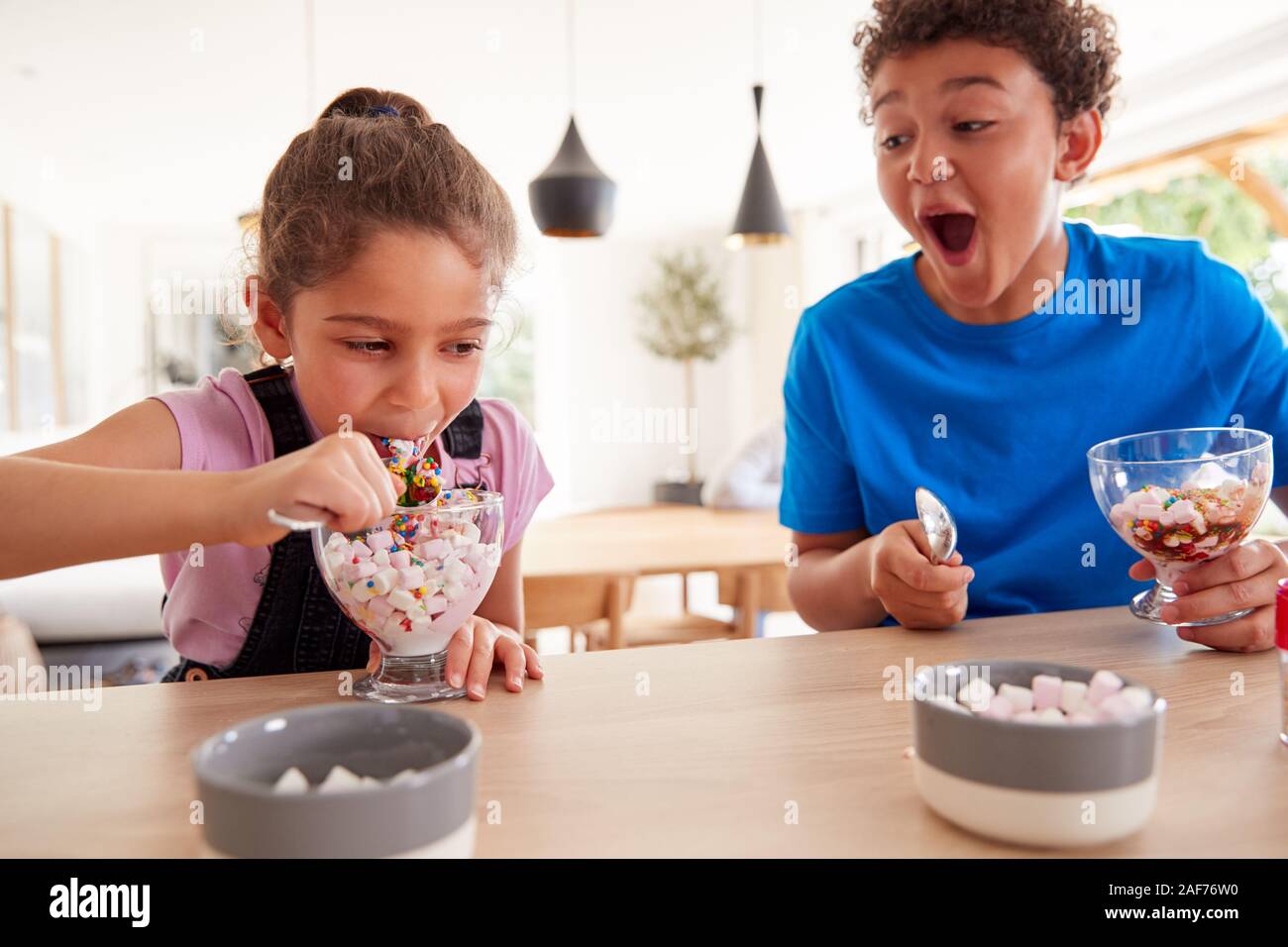 Les enfants dans la cuisine à la maison Manger des glaces Crèmes dessert ils ont fait Banque D'Images