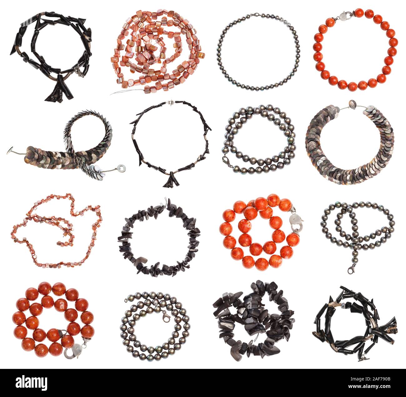 Ensemble de différentes perles, corail, nacre colliers isolé sur fond blanc Banque D'Images