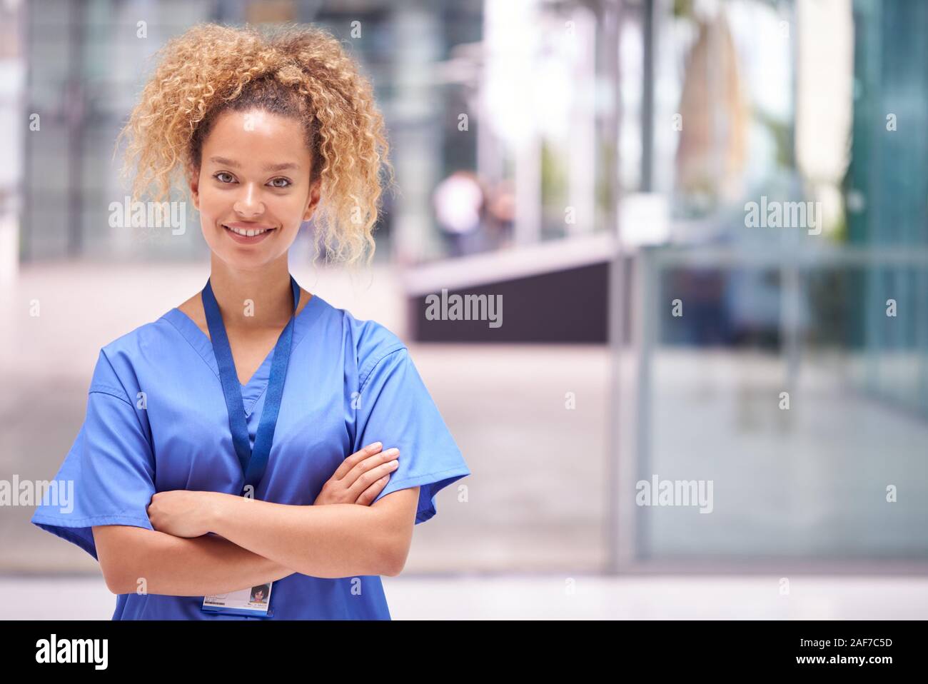 Portrait of Female Doctor Wearing Scrubs debout dans la construction de l'hôpital moderne Banque D'Images