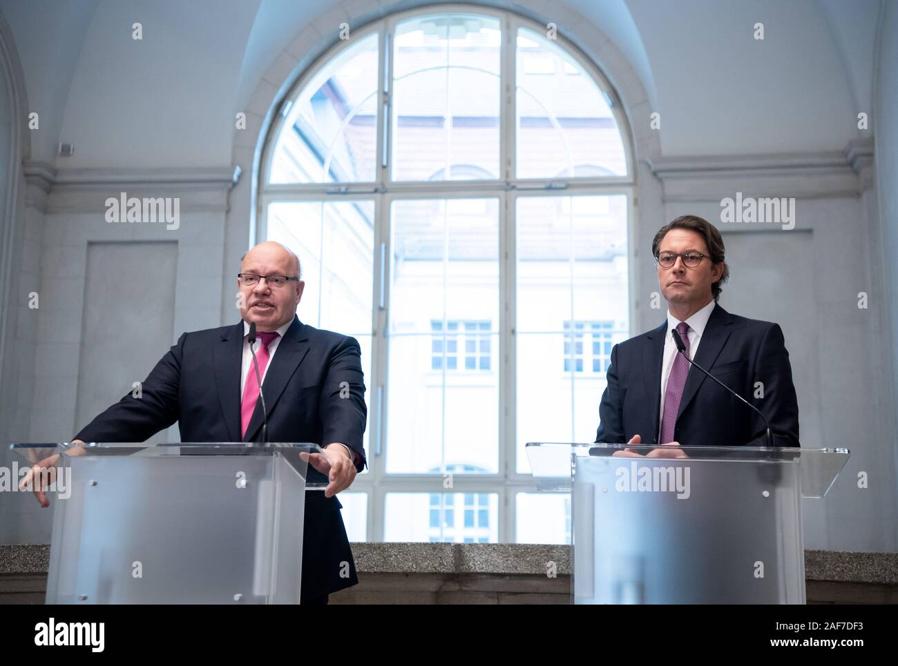 13 décembre 2019, Berlin : Peter Altmaier (l, CDU), Ministre fédéral de l'économie et de l'énergie, et Andreas Scheuer (CSU), Ministre fédéral des Transports et de l'infrastructure numérique, commentaire sur l'expansion du réseau d'établissements pour les voitures électriques dans le ministère fédéral de l'économie à l'occasion de la réunion au sommet. Dans le cadre de la campagne de mobilité concerté', le ministère de l'économie et des Transports, avec le soutien de la plate-forme nationale pour l'avenir de la mobilité, a élaboré le Plan directeur de l'infrastructure de recharge. Elle prévoit des mesures pour une infrastructure de charge jusqu'à 10 Banque D'Images