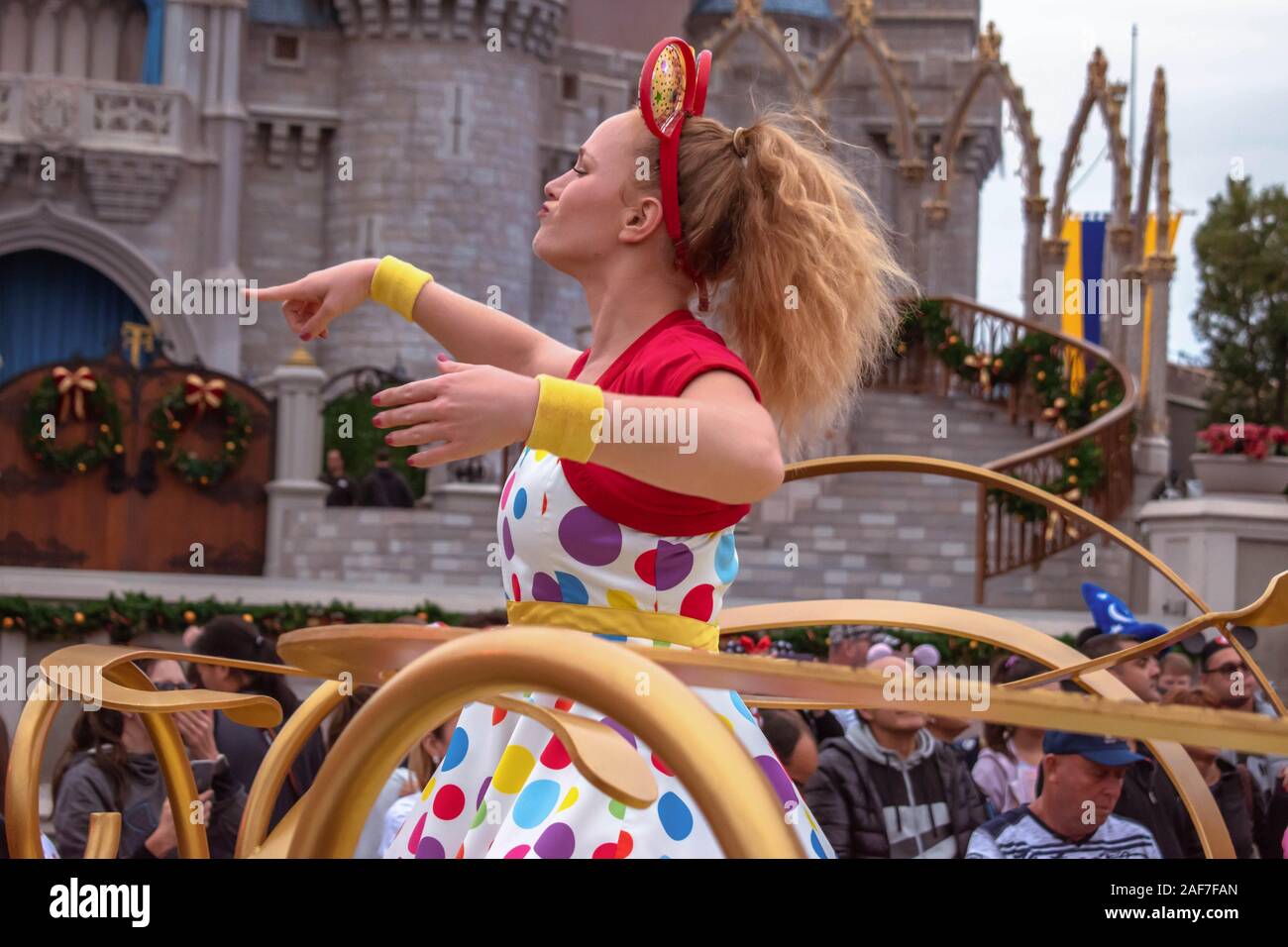 Orlando, Floride. Le 16 novembre 2019. Danseuse coloré girl au Magic Kingdom Banque D'Images