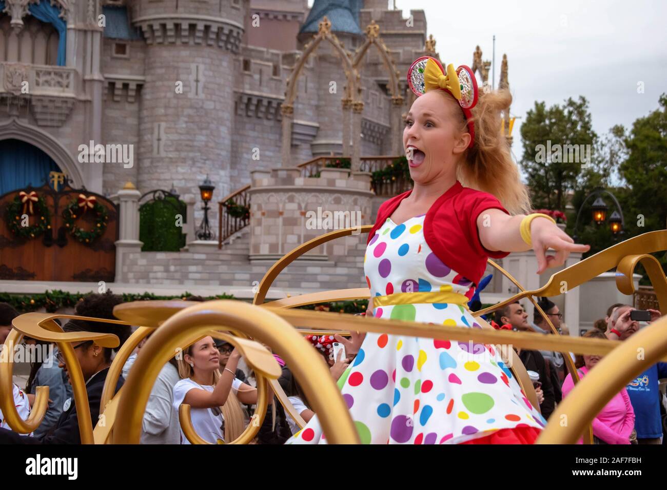 Orlando, Floride. Le 16 novembre 2019. Danseuse coloré girl au Magic Kingdom Banque D'Images