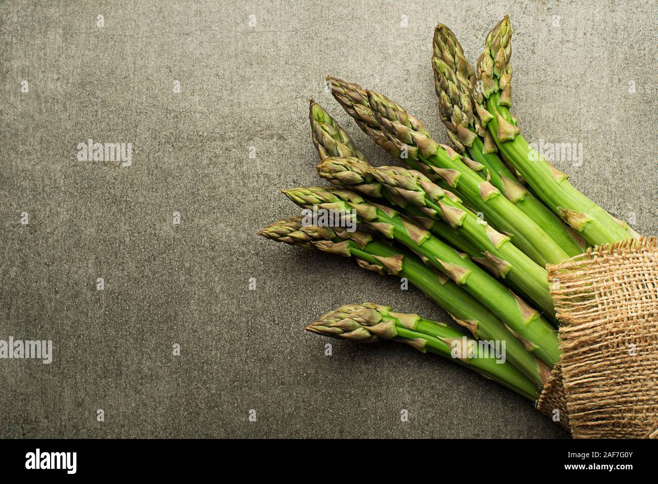 Les asperges. Asperges fraîches. L'asperge verte. Bouquets d'asperges vertes, vue du dessus- Image Banque D'Images