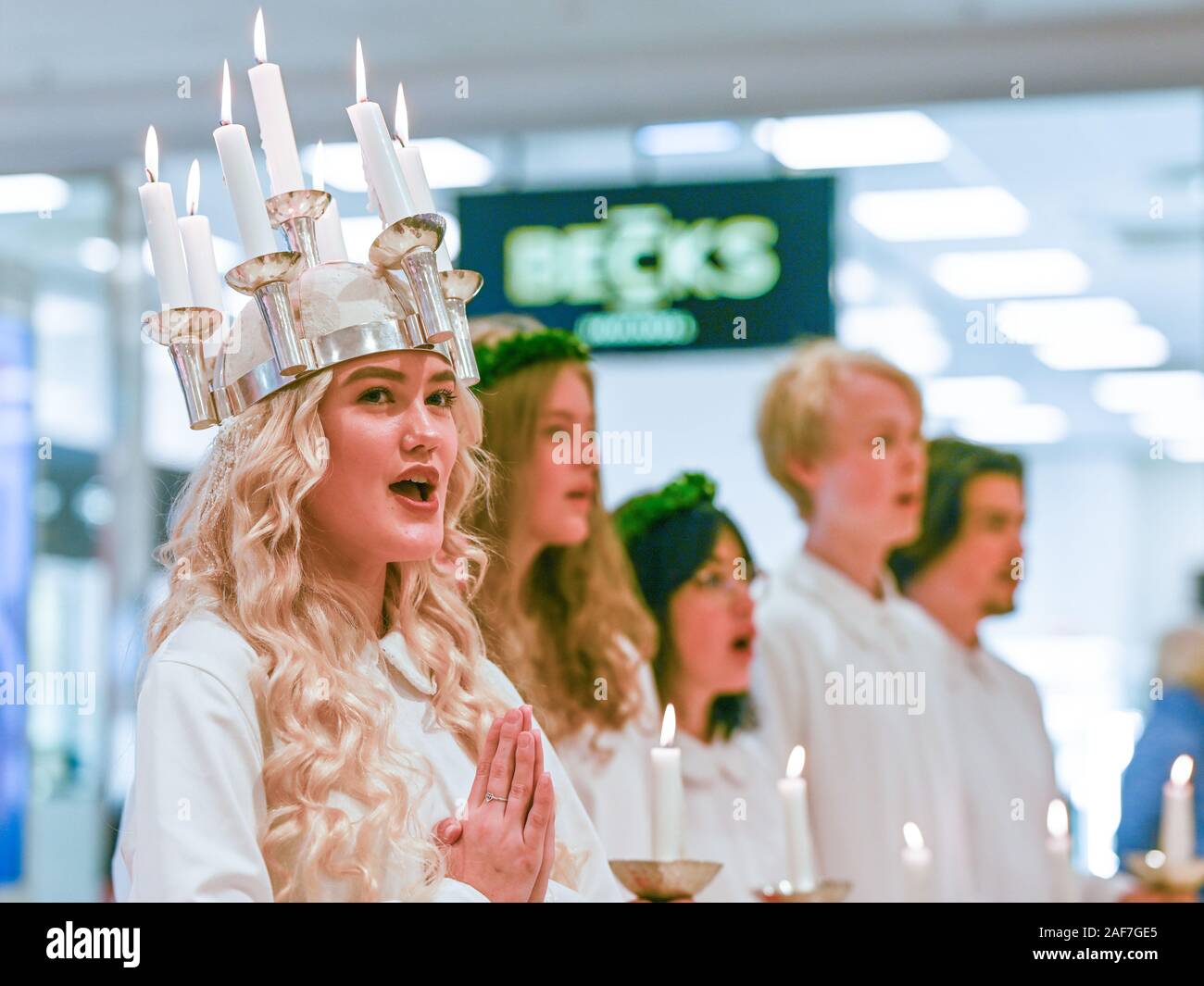 Traditionnelle fête de Sainte Lucie en Suède. Lucia Norrkoping Izabella 2019 chant de noël à Swartz shopping mall Linden. Banque D'Images