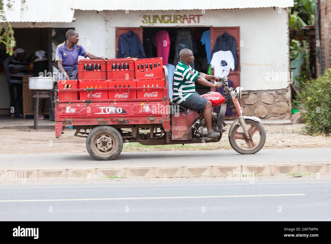 La Tanzanie, le MTO wa Mbu Scène de rue. Transport de boissons sans alcool dans la ville. Banque D'Images