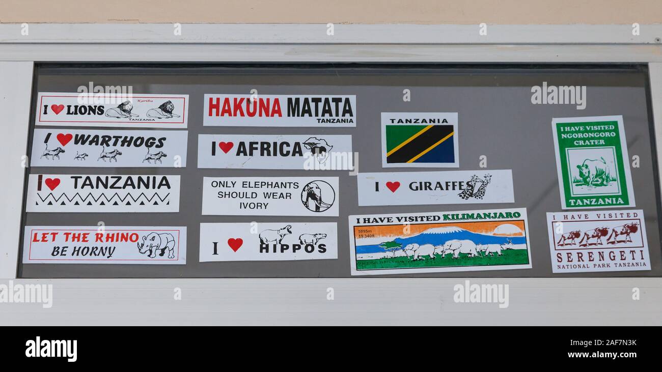La Tanzanie. Des banderoles et des autocollants de pare-chocs, d'atterrissage Seronera, Parc National du Serengeti. Banque D'Images