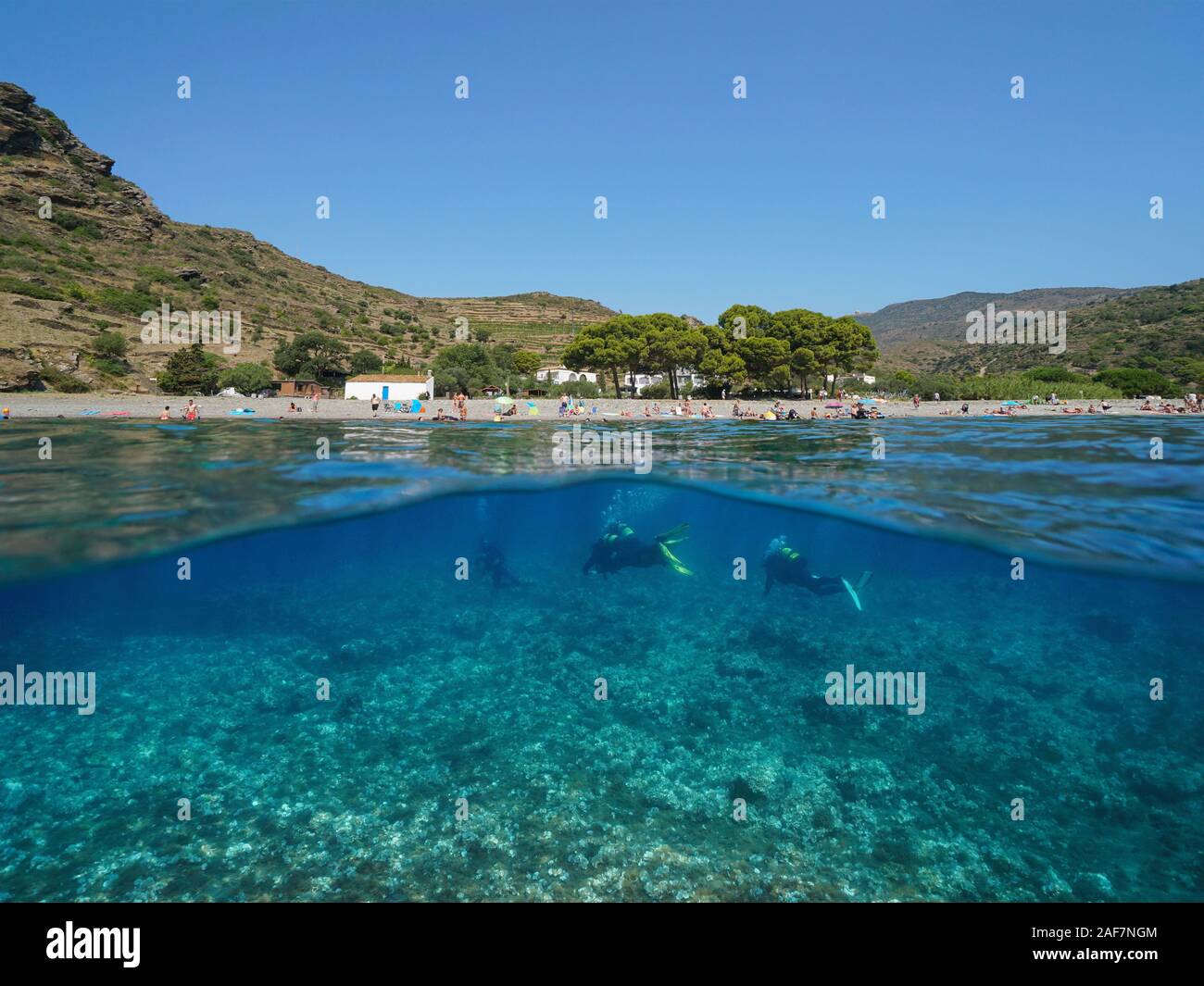 L'Espagne, de plages en été avec des vacances de plongée sous-marine, scinder la vue au-dessus et au-dessous de la surface de l'eau, mer Méditerranée, Costa Brava Banque D'Images