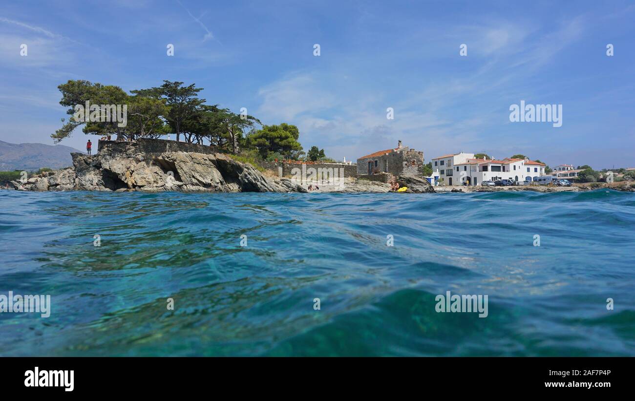 L'Espagne, côte rocheuse avec des maisons dans le village méditerranéen de Cadaques, Costa Brava, Catalogne, vu à partir de la surface de l'eau Banque D'Images