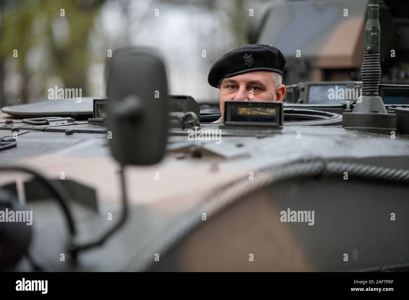 Bucarest, Roumanie - décembre 1, 2019 : conducteur de char de l'armée roumaine à l'intérieur d'un véhicule blindé au défilé militaire de la fête nationale roumaine Banque D'Images