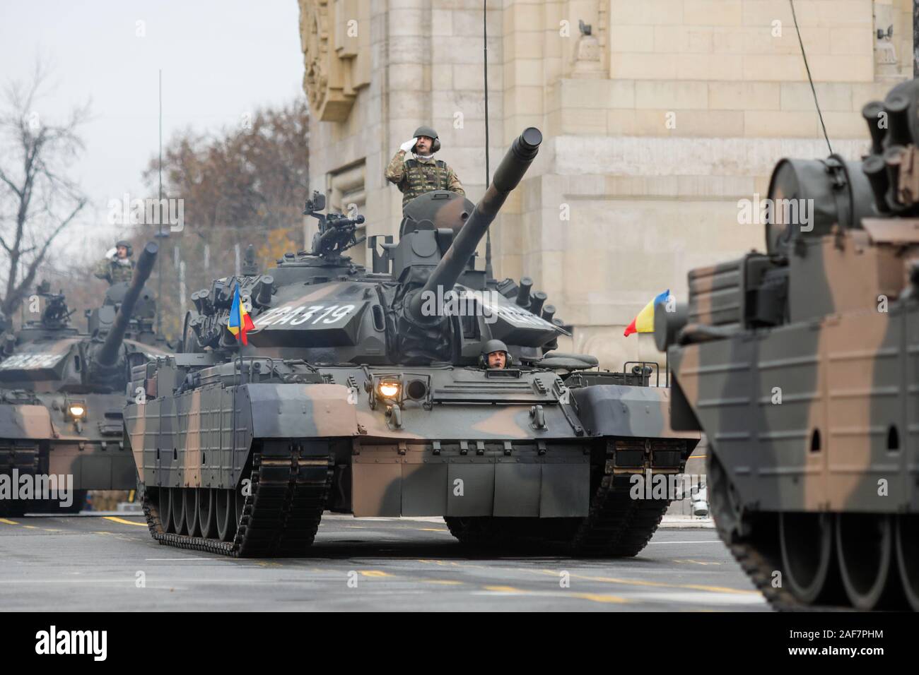 Bucarest, Roumanie - décembre 1, 2019 : TR 85 M1 "Bizonul" (le bison) armored tank lourd militaire au défilé militaire de la fête nationale roumaine Banque D'Images