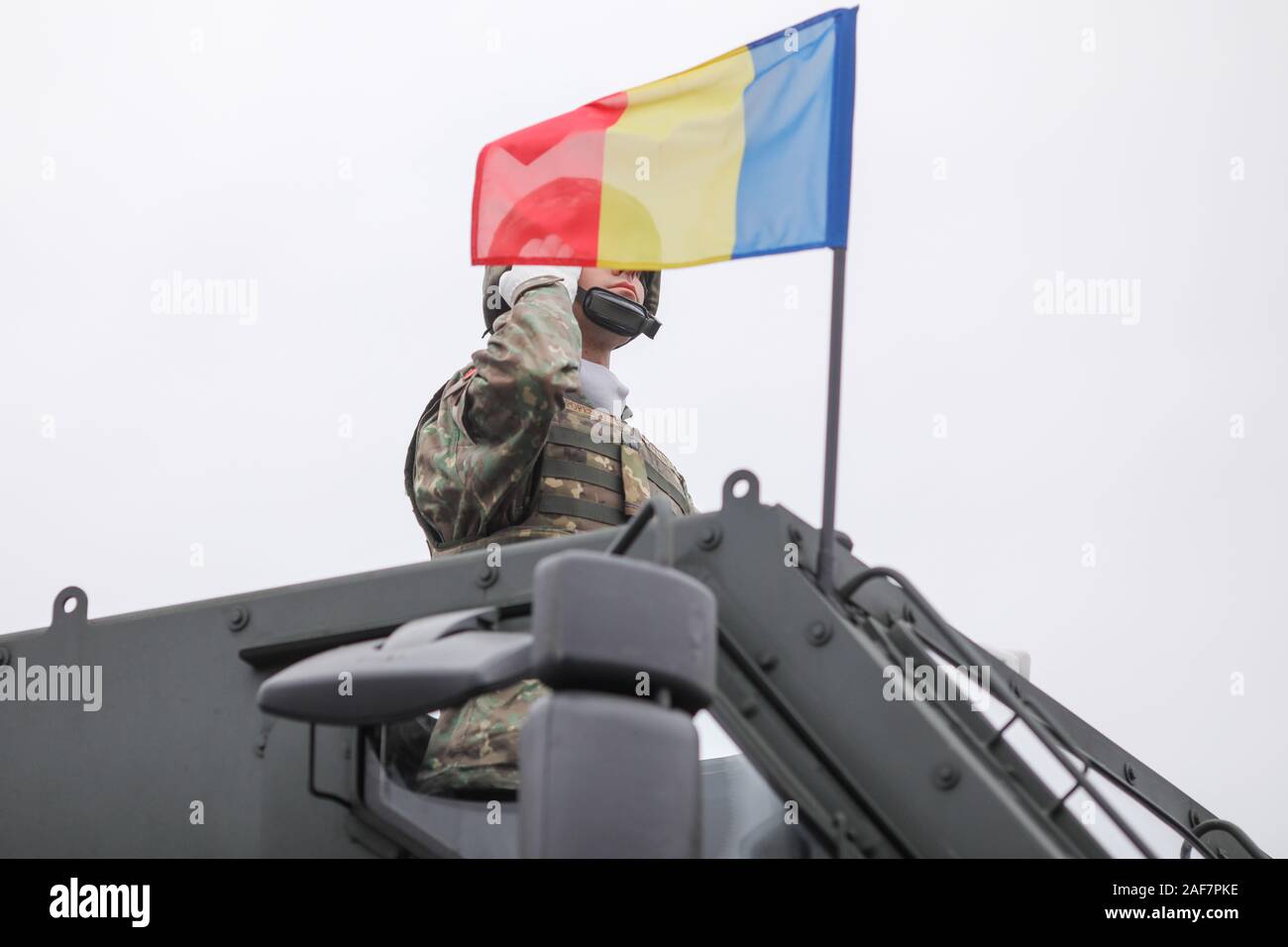 Bucarest, Roumanie - 01 décembre 2019 : soldat de l'armée roumaine salue la foule lors de la parade militaire de la fête nationale roumaine. Banque D'Images Bucarest, Roumanie - 01 décembre 2019 : soldat de l'armée roumaine salue la foule lors de la parade militaire de la fête nationale roumaine. Banque D'Images