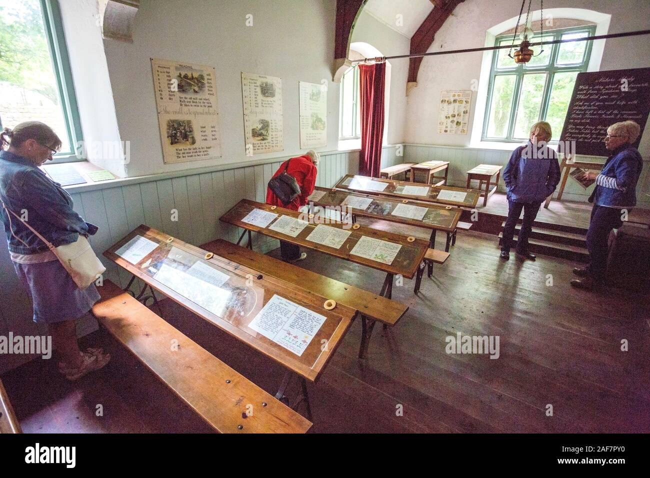 La classe d'intérieur a été préservé et des exemples de travail des élèves peuvent encore être examiné dans le village abandonné de Tyneham, Dorset, England, UK Banque D'Images
