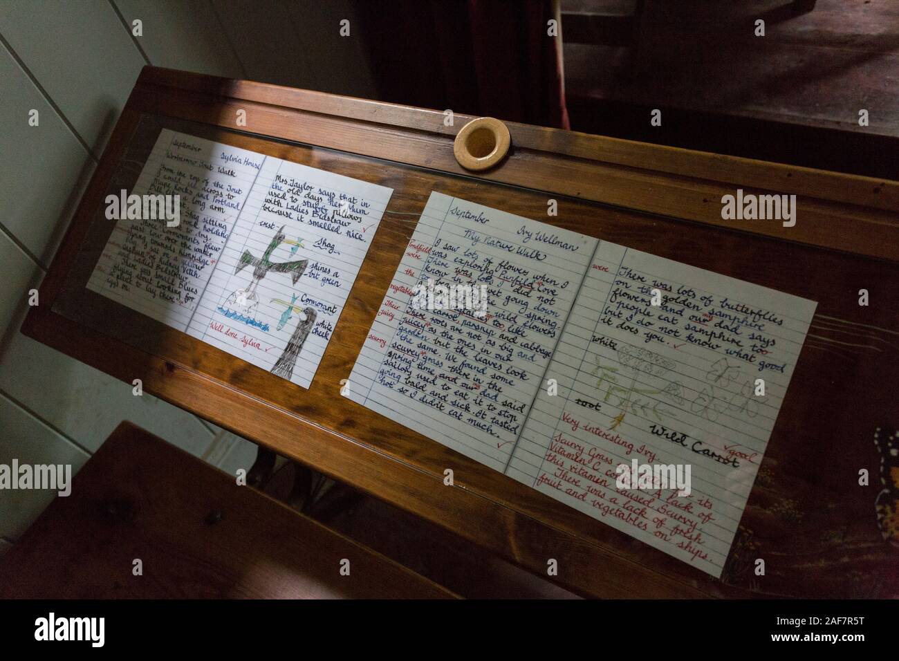 La classe d'intérieur a été préservé et des exemples de travail des élèves peuvent encore être examiné dans le village abandonné de Tyneham, Dorset, England, UK Banque D'Images