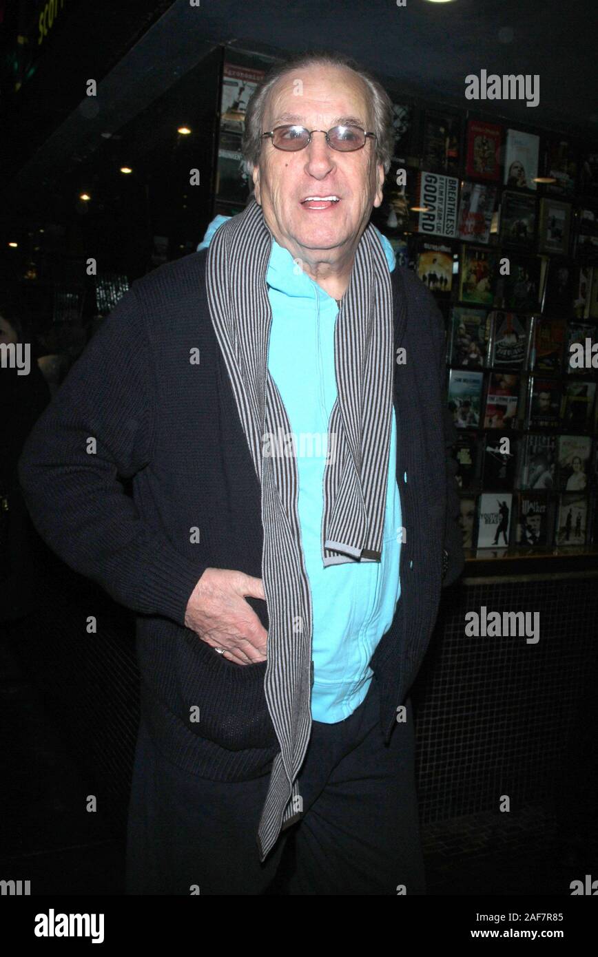 ***PHOTO*** L'acteur Danny Aiello est décédé à 86. NEW YORK, NY - 11 février : Danny Aiello lors de l'examen préalable d'un refuge sûr pour le Sunshine Landmark Theater à New York. 11 février 2013. Credit : RW/MediaPunch Inc. Banque D'Images