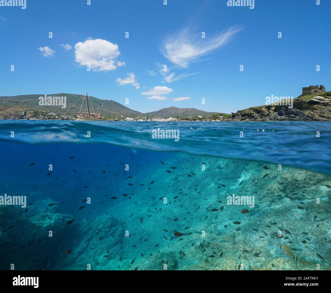 L'Espagne, de la Méditerranée près de Cadaqués, paysage marin littoral avec beaucoup de poissons dans la mer, Costa Brava, fractionnée sur et sous la surface de l'eau, Catalogne Banque D'Images