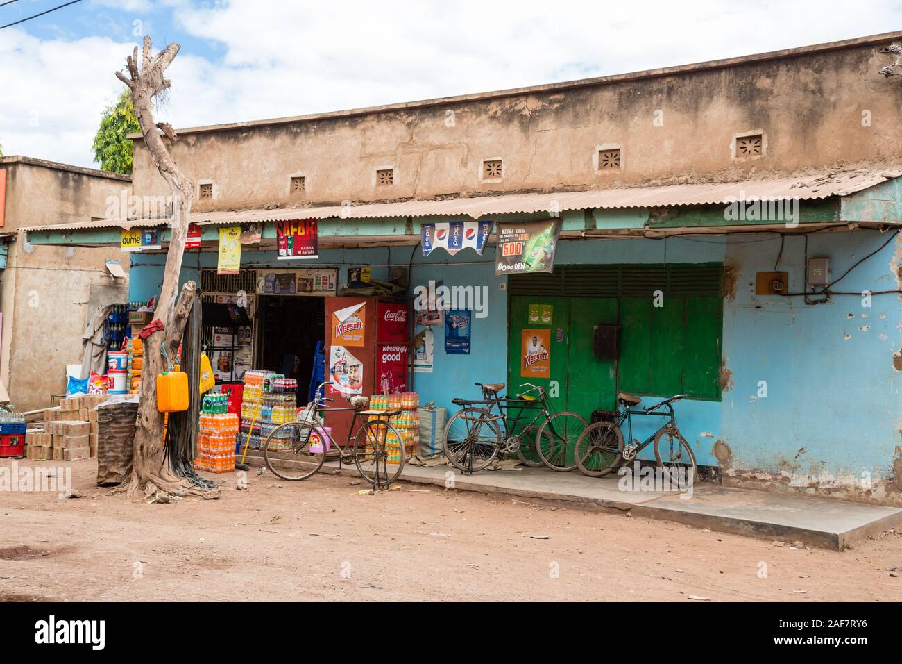 La Tanzanie. Le MTO wa Mbu. Magasin de vente de boissons et divers éléments de rechange. Banque D'Images