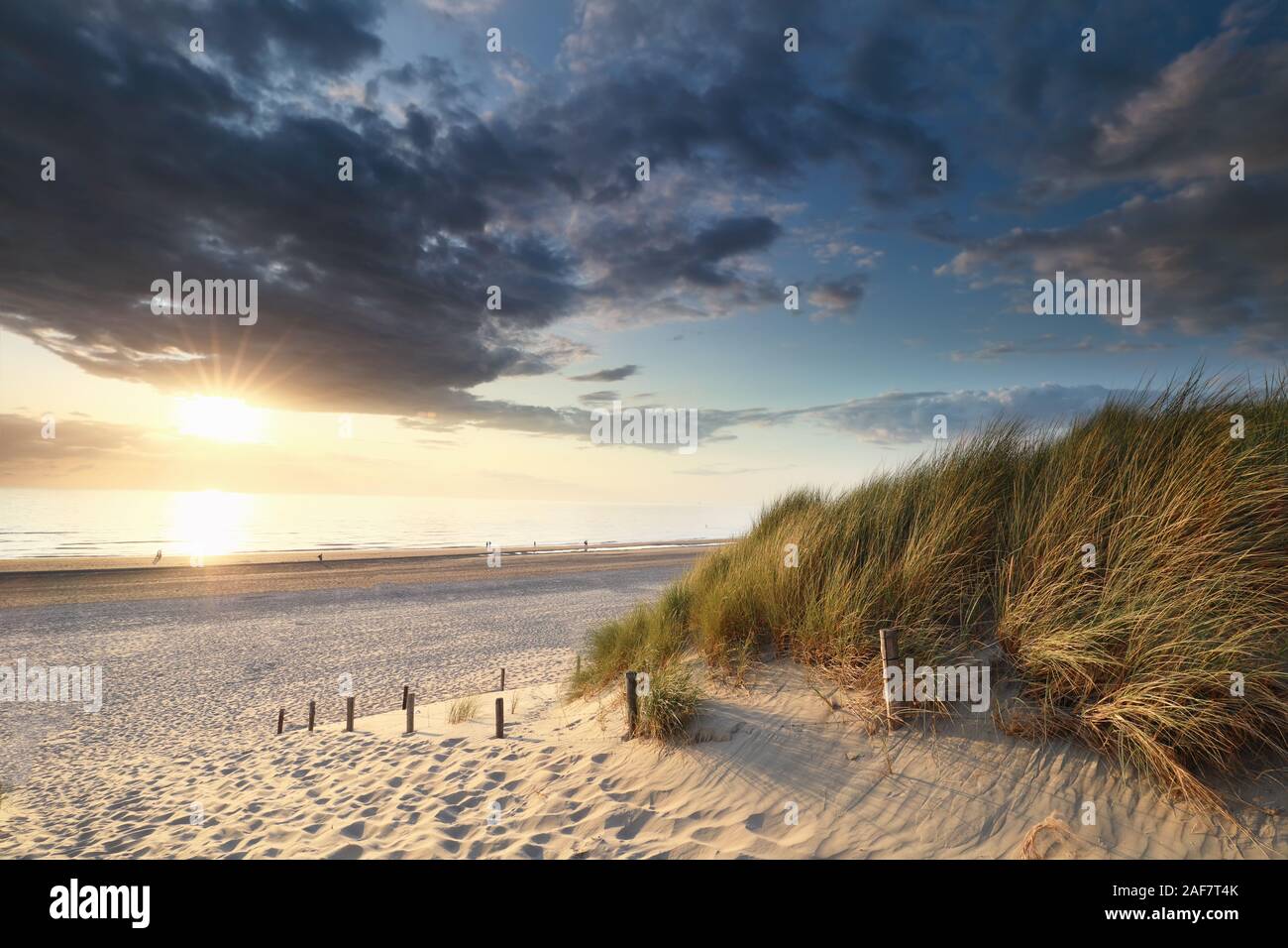 Magnifique coucher de soleil sur la plage de la mer en été, la Hollande Banque D'Images