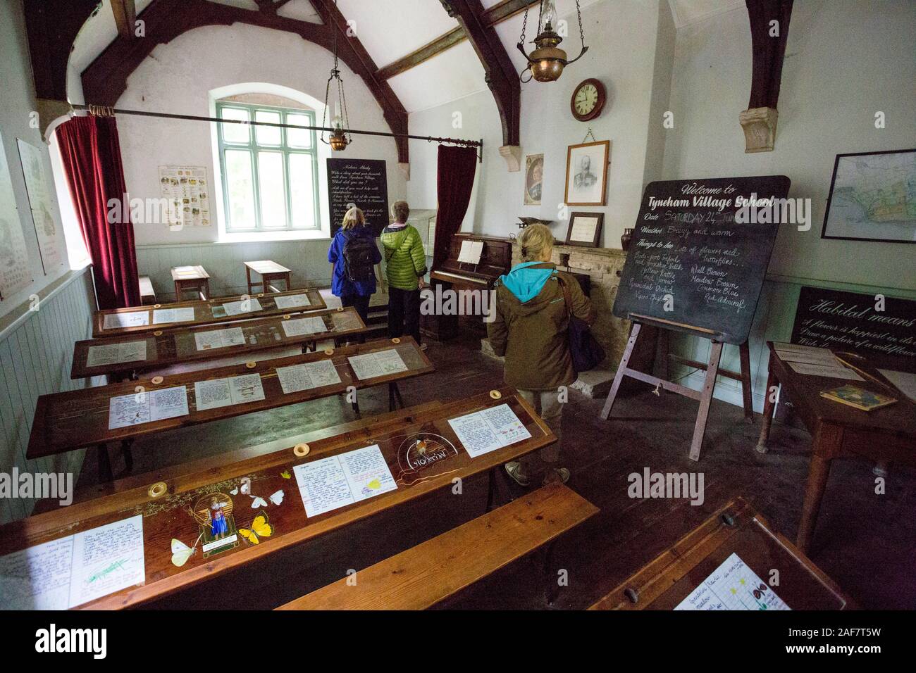 La classe d'intérieur a été préservé et des exemples de travail des élèves peuvent encore être examiné dans le village abandonné de Tyneham, Dorset, England, UK Banque D'Images