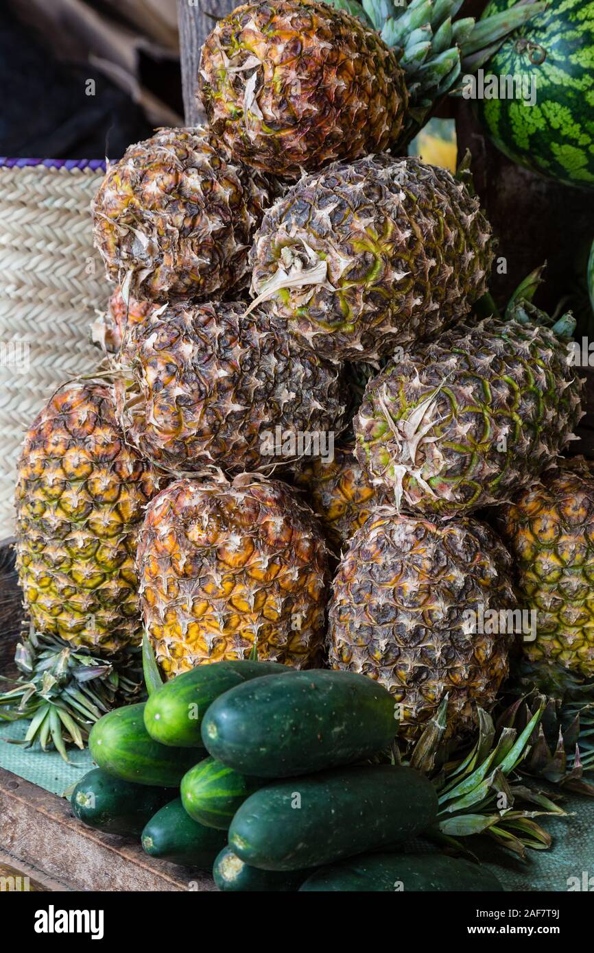 La Tanzanie. Le MTO wa Mbu. Les ananas et les concombres dans le marché. Banque D'Images