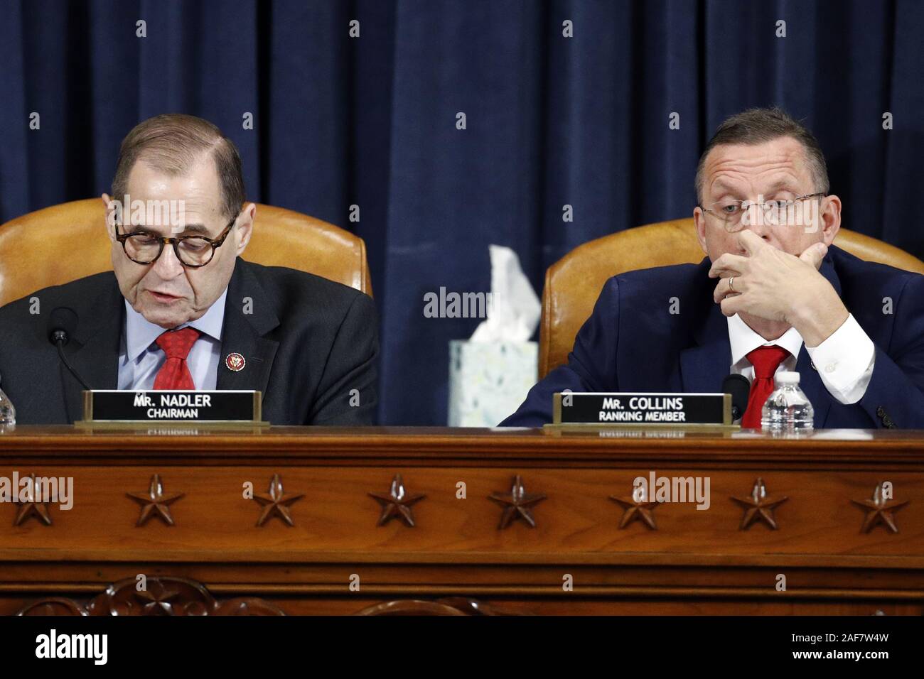 Washington, United States. 13 Décembre, 2019. Le Président du Comité judiciaire de la Chambre Rep. Jerrold Nadler, D-N.Y., gauche, et classement états Rempl. Doug Collins, R-ga, s'asseoir à côté de l'autre que le Comité judiciaire de la Chambre ont voté en faveur de l'impeachment contre le Président articles de Donald Trump, vendredi 13 décembre 2019, sur la colline du Capitole à Washington. Photo par Patrick Semansky/UPI UPI : Crédit/Alamy Live News Banque D'Images