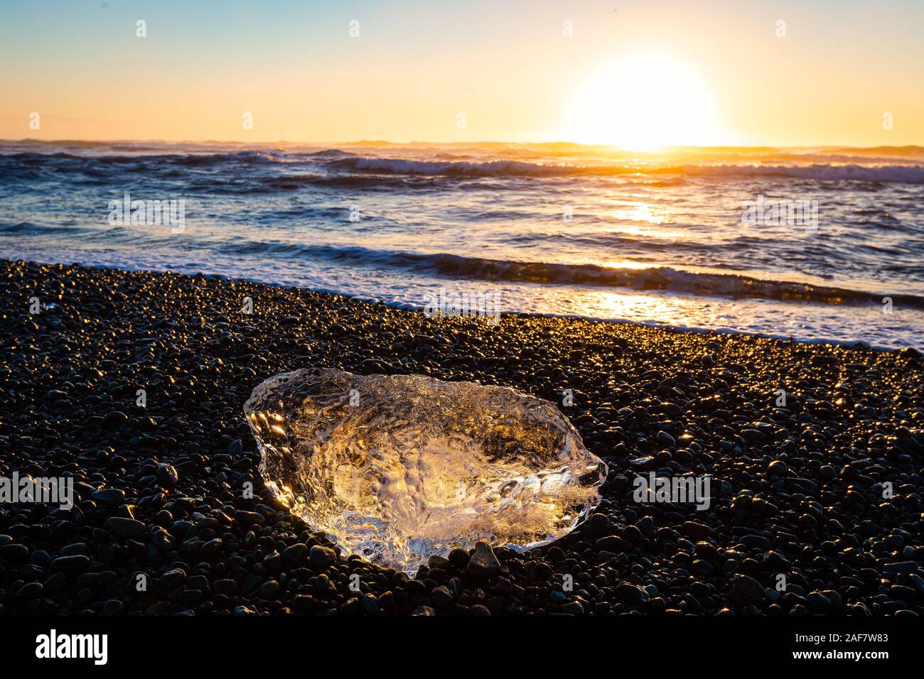 La fonte des icebergs au lever du soleil sur la plage de Volcan noir glacier Jökulsárlón lagoon, Iceland Banque D'Images