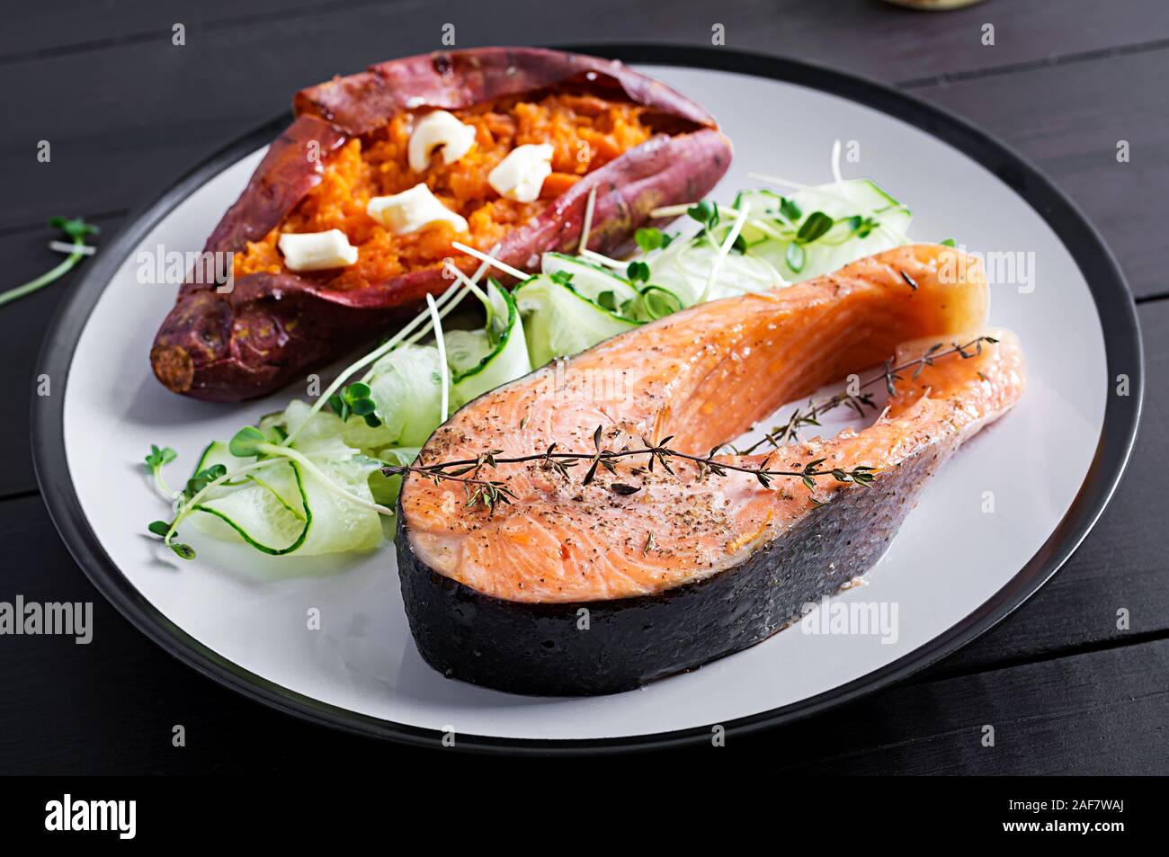 L'alimentation saine : saumon au four et pommes de terre et légumes. Menu de régime. Banque D'Images