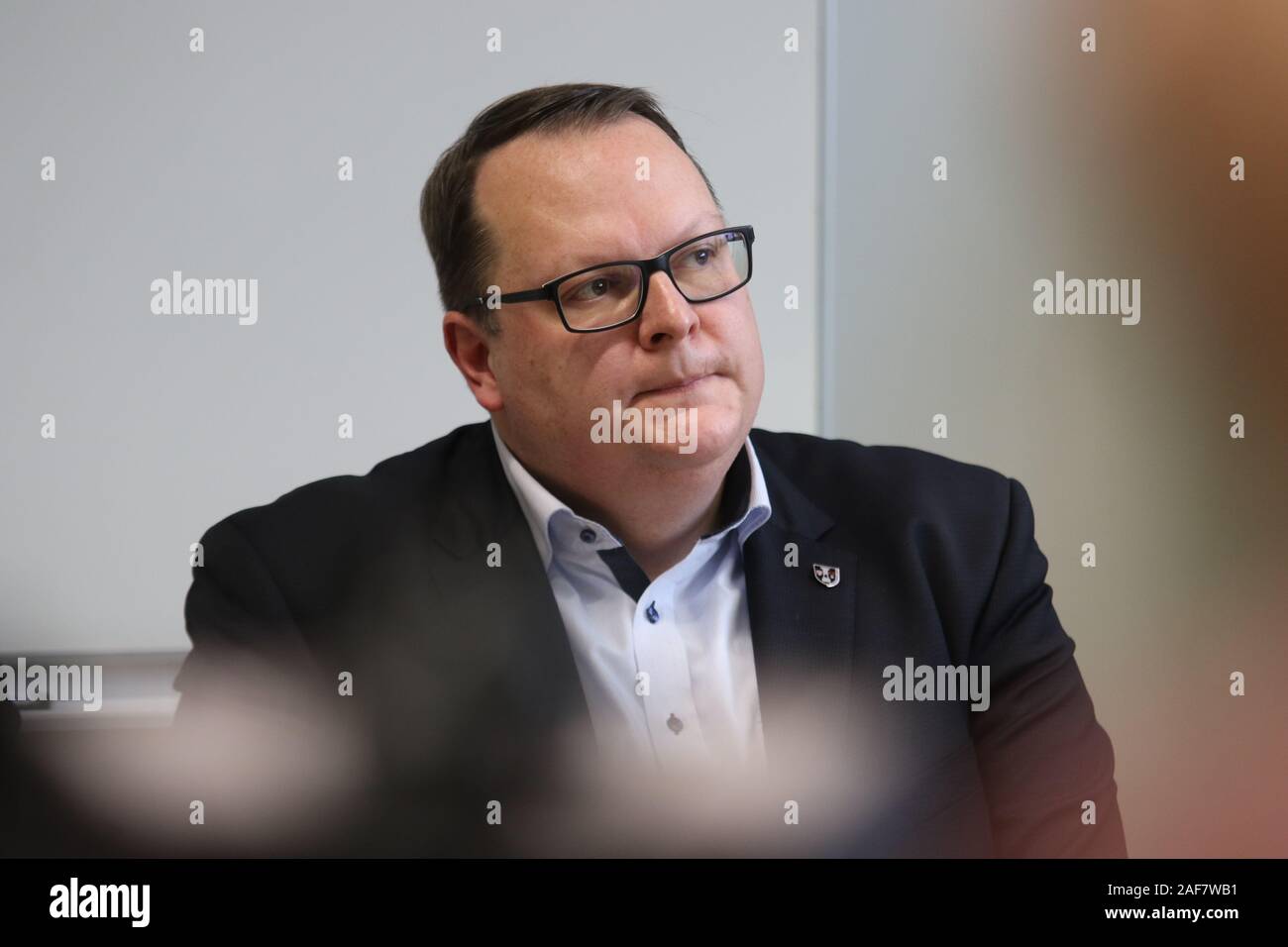 Blankenburg, Allemagne. 13 Décembre, 2019. Sur une conférence de presse Blankenburgs maire Heiko Breithaupt annonce l'information à l'explosion de Blankenburg. Après la forte explosion à Blankenburg dans le Harz, un homme mort a été retrouvé le vendredi. C'est ce qu'un porte-parole de la police a dit. En outre, beaucoup de gens ont été blessés. Credit : Matthias Bein/dpa-Zentralbild/dpa/Alamy Live News Banque D'Images