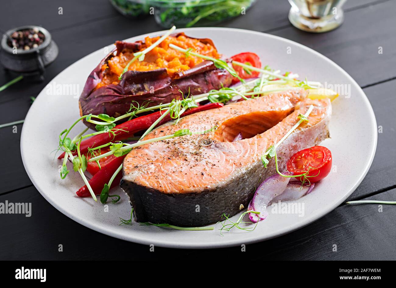 L'alimentation saine : saumon au four et pommes de terre et légumes. Menu de régime. Banque D'Images