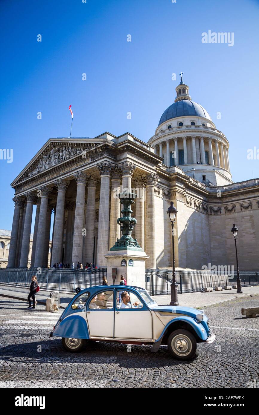 PARIS/FRANCE - Septembre 19, 2019 : 2 CV Citroen voiture passe devant le Panthéon Banque D'Images