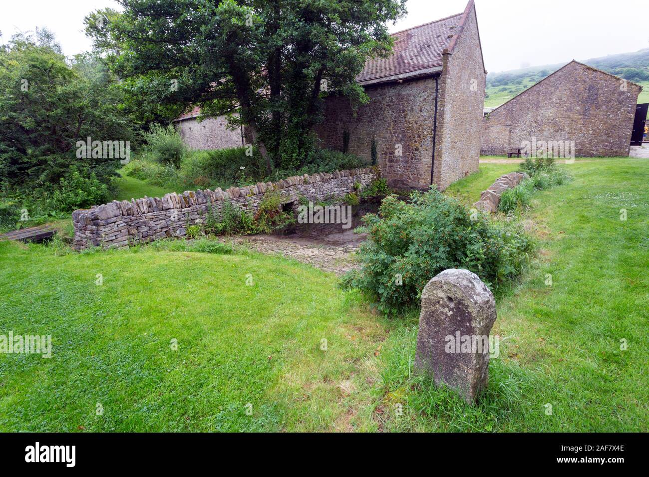 Une rue pavée à la ford ferme préservé dans le village abandonné de Tyneham, Dorset, England, UK Banque D'Images