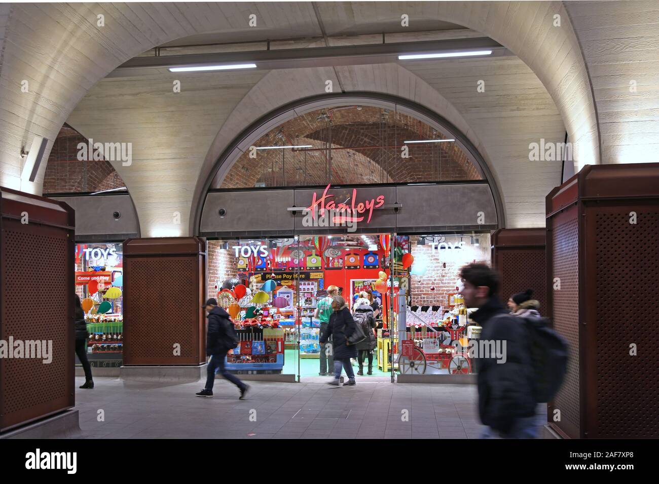 Une succursale de Hamleys, magasin de jouets au Royaume-Uni dans le nouveau commerçant de la station London Bridge, London, UK Banque D'Images