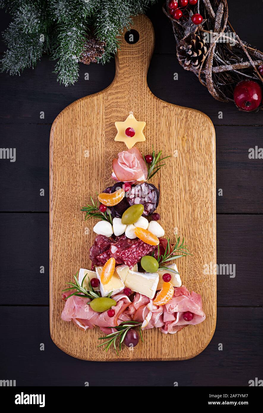 L'antipasto platter avec jambon, jambon, salami, fromage et olives sur un fond de bois. Table de Noël. Vue de dessus, les frais généraux Banque D'Images