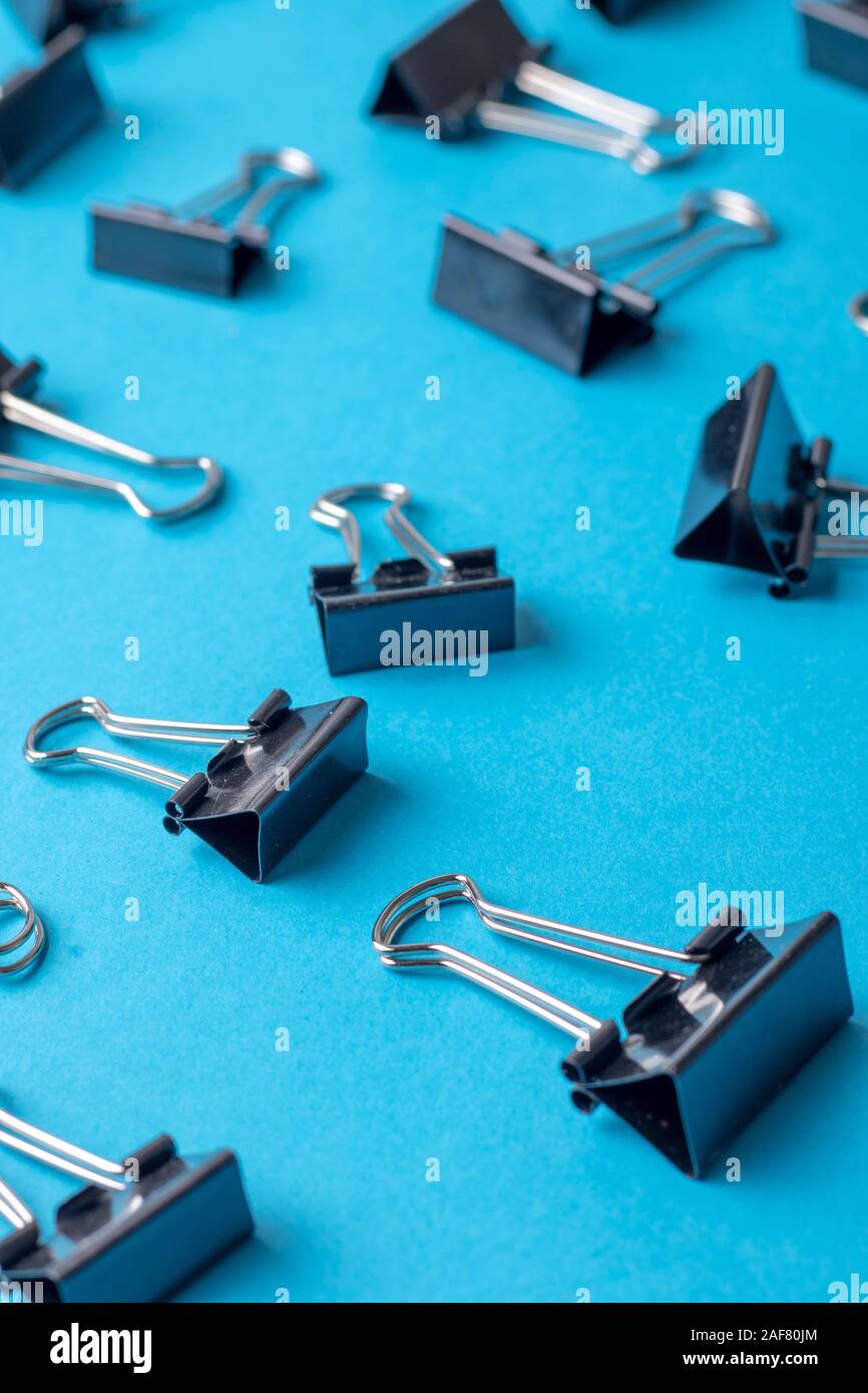 Binder clips pour le papier sur un fond bleu Banque D'Images