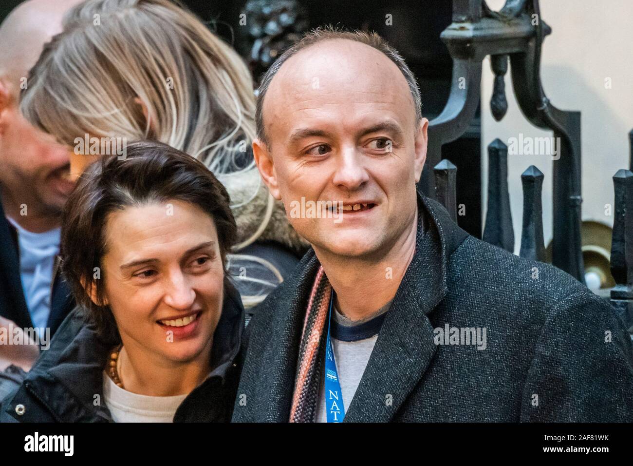 Downing Street, London, UK. 13 décembre 2019. Dominic Cummings et d'autres membres du personnel sortent pour regarder - Boris Johnson donne un discours à son retour à Downing Street après avoir rencontré la reine, et de gagner l'élection générale. Crédit : Guy Bell/Alamy Live News Banque D'Images