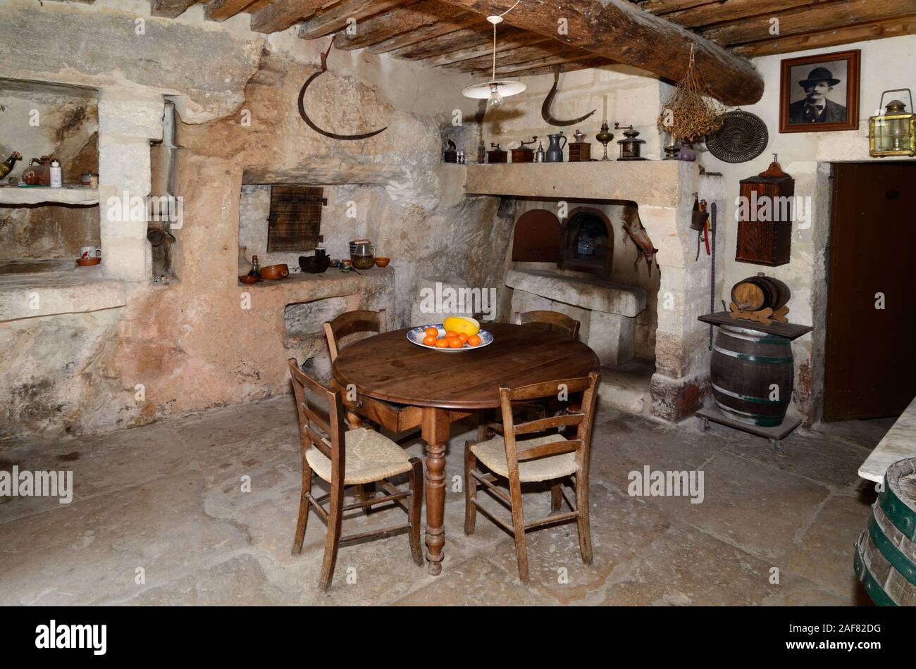 Intérieur de la cuisine traditionnelle de la ferme dans le Troglodyte Mas de la Pyramide St-Rémy-de-Provence Provence France Banque D'Images