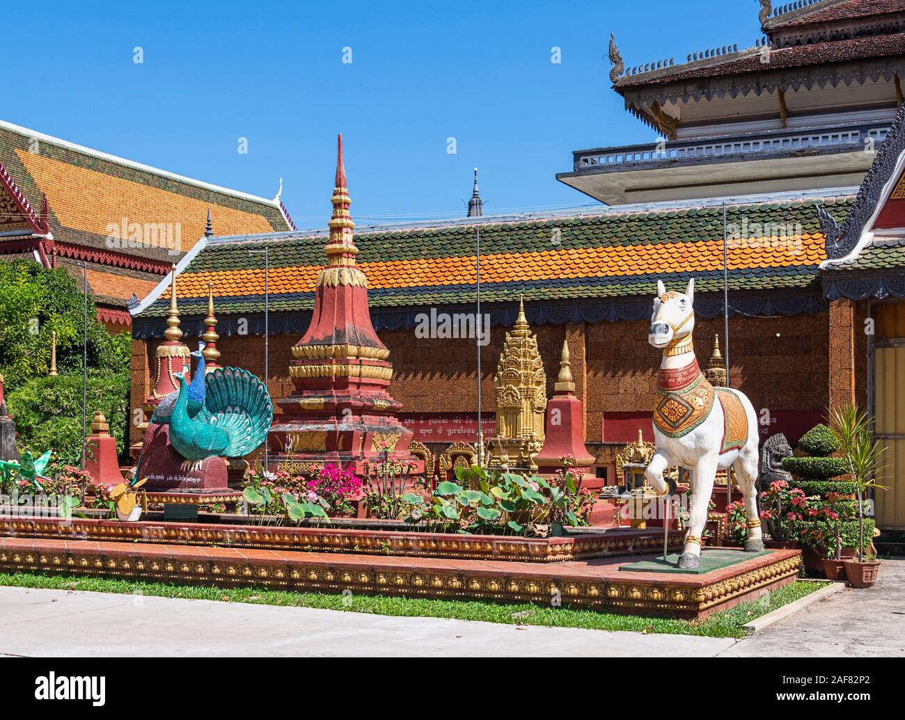 La Pagode Wat Preah Prom Rath, Siem Reap, Cambodge - cour avec les chevaux ornés Banque D'Images