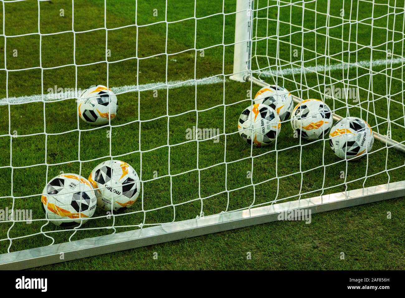 Sports, football, symbolisme, boules sur le gazon, buts de soccer, goalline, net objectif Banque D'Images