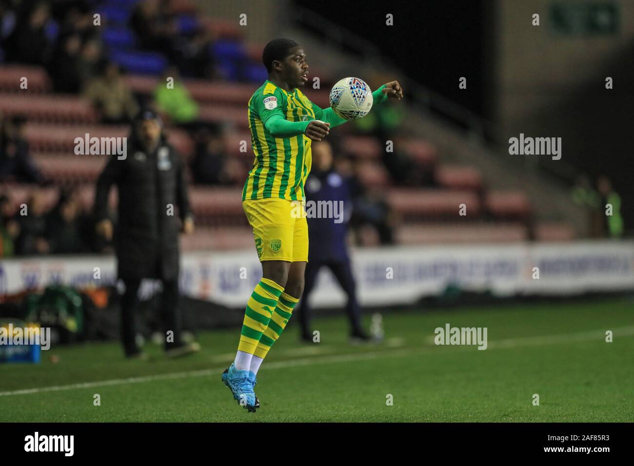 11 décembre 2019, DW Stadium, Wigan, Angleterre ; Sky Bet Championship, Wigan Athletic v West Bromwich Albion : Nathan Ferguson (36) de West Bromwich Albion contrôle la ball Crédit : Mark Cosgrove/News Images Banque D'Images