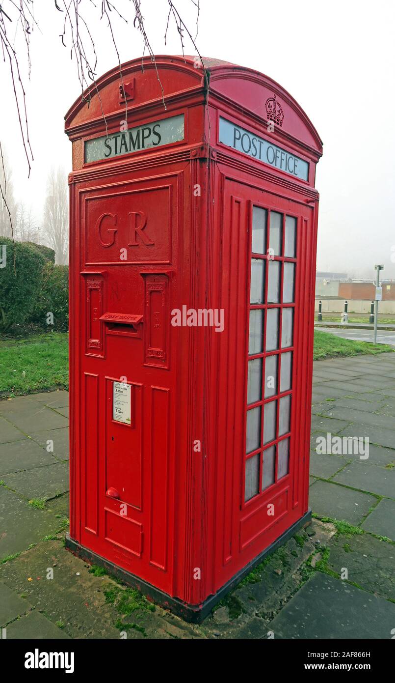 Le combiné téléphonique rouge fort et un bureau de poste pour les timbres, kiosque no4,K4,1925 par Sir Giles Gilbert Scott, Bridgefoot, Warrington, Cheshire WA1 1WA Banque D'Images