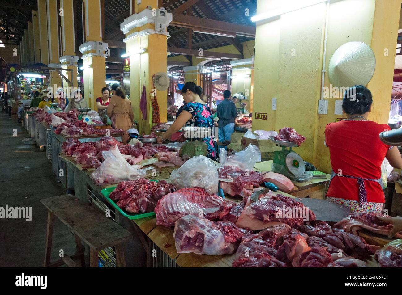 Hoi An, Vietnam - Janvier 2013 : la viande exposée sur le marché à des tables en bois Banque D'Images