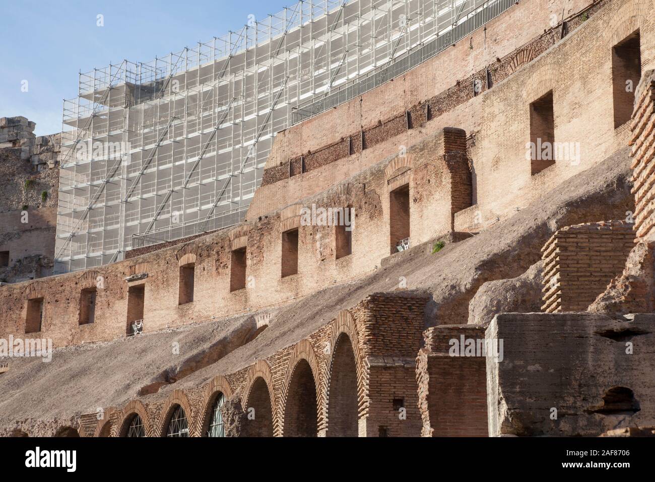 Le Colisée ou le Colisée de Rome couverts d'échafaudages comme la conservation et travaux de restauration sont effectués Banque D'Images