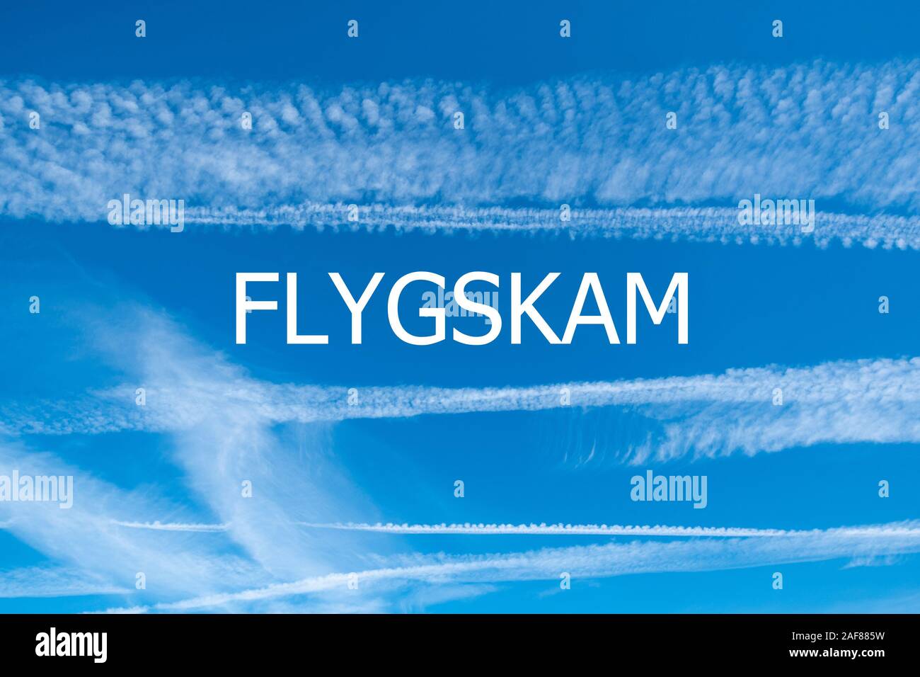 Le changement climatique et l'Flygskam concept image avec ciel bleu et des traînées de vapeur à partir d'aéronefs avec le mot (Flygskam suédois pour voler la honte) Banque D'Images