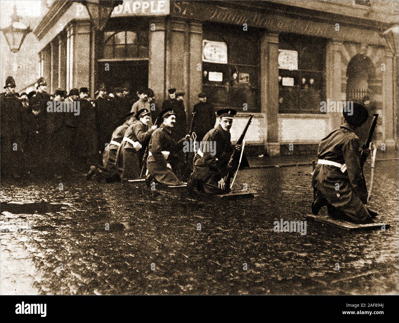 Seige of Sidney Street - le siège de Sidney Street (janvier 1911), également connu sous le nom de bataille de Stepney, a pris part à l'extrémité est de Londres entre la police britannique soutenue par des soldats, à la suite d'un vol et du meurtre de trois officiers de police par des révolutionnaires lettons. Cette photo historique montre des soldats qui bloquent la sortie des rues. Banque D'Images