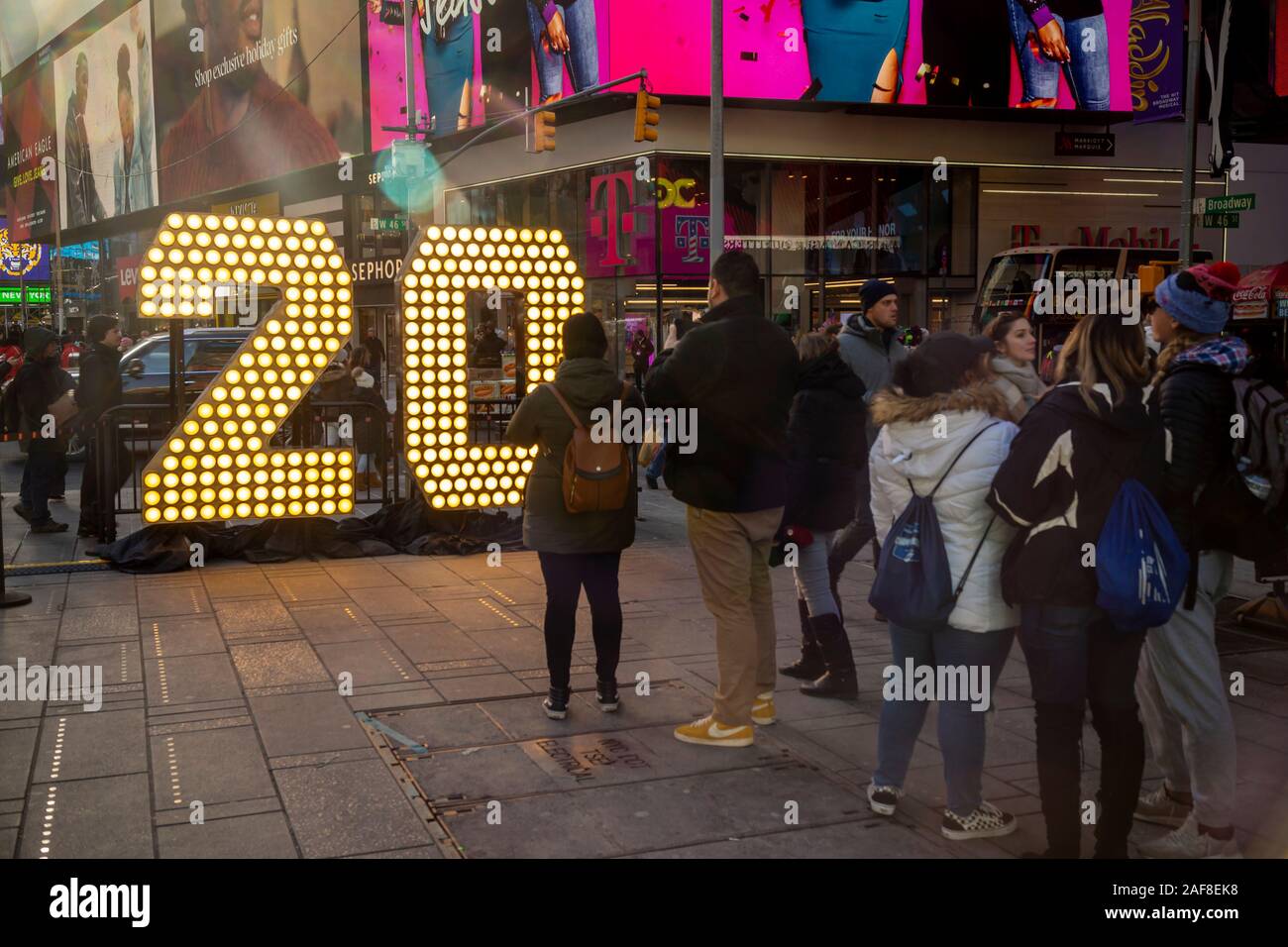 New York,NY/USA-Décembre 12, 2019 Les visiteurs de Times Square à New York posent devant les deux sept pieds de hauteur de chiffres "2" et "0" à Times Square à New York le Mercredi, Décembre 12, 2019 . Le "20" fera partie de l'écran led au sommet d'un Times Square, qui s'allume jusqu'à minuit le 1er janvier 2020 de l'orthographe de "libérer" la nouvelle année. Le nombre de sept pieds de haut utiliser des ampoules LED économe en énergie qui durera toute l'année, ne jamais avoir à être modifié. (© Richard B. Levine) Banque D'Images
