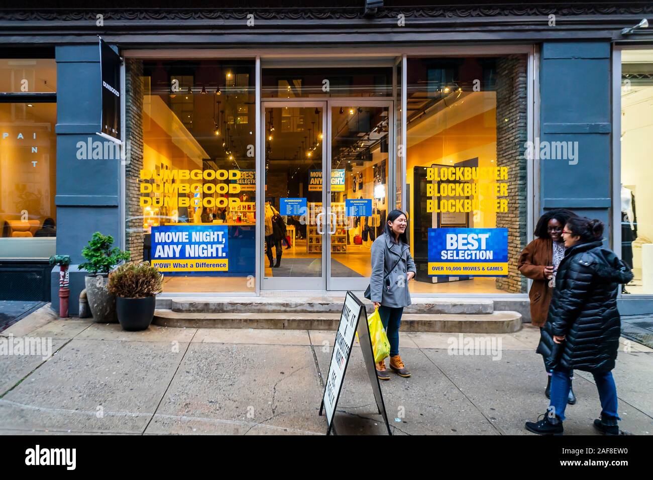 Une fenêtre pop-up avec des marchandises avec le logos de la défunte chaîne de location de vidéos Blockbuster apparaît dans le quartier Soho de New York, vu le Mardi, Décembre 10, 2019. Un projet de la marque streetwear, Dumbgood le satellite à l'ambiance de l'entreprise de location de VHS de vendre à son effigie. (© Richard B. Levine) Banque D'Images