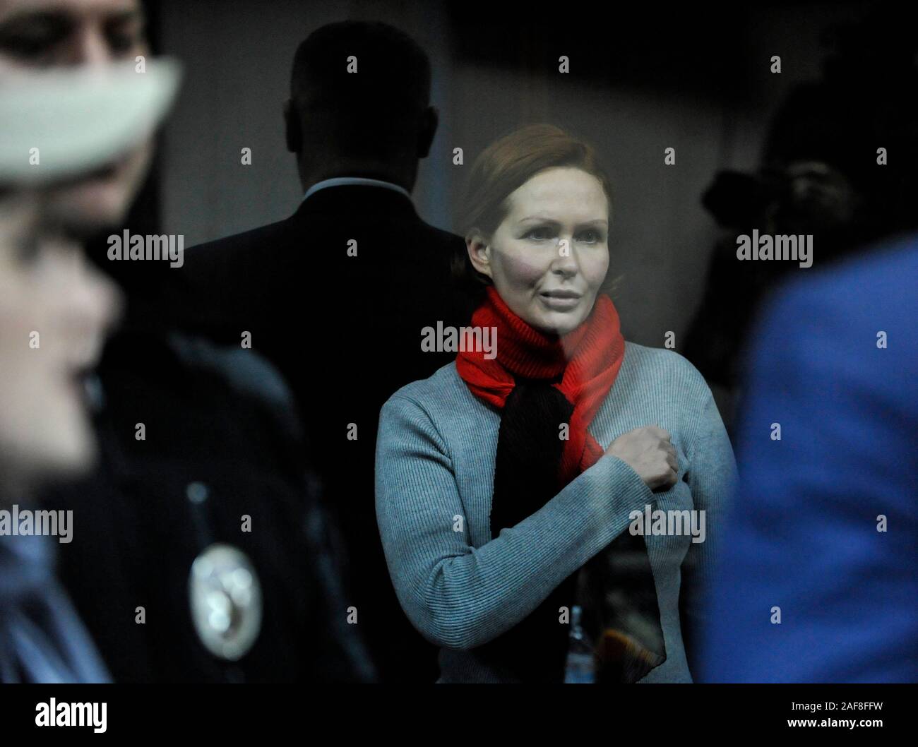 Kiev, Ukraine. 13 Décembre, 2019. Médecin de l'enfant, chirurgien cardiaque, bénévole, Yulia Kuzmenko lors d'une réunion du tribunal de district Petchersky de Kiev sur l'élection d'une mesure préventive.Yulia Kuzmenko est soupçonné d'implication dans le meurtre d'un journaliste, Pavel Sheremet en 2016 qui sont morts dans une explosion de voiture. Suspect police cinq personnes. Le ministre de l'intérieur, Darsen Avakov a annoncé la détention de suspects dans l'affaire Sheremet. Credit : SOPA/Alamy Images Limited Live News Banque D'Images