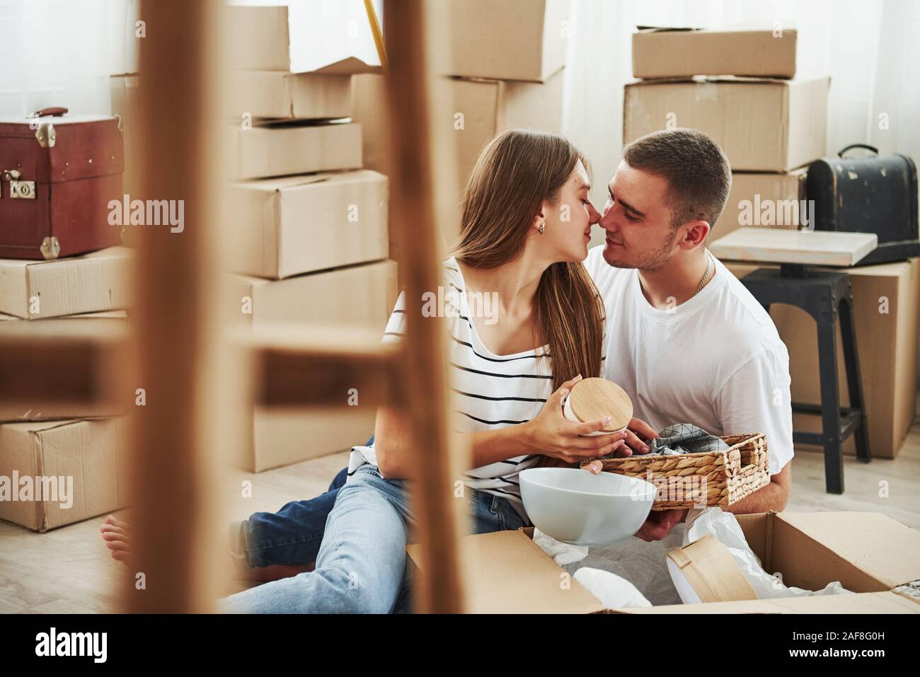 Unpacking boxes. Cheerful young couple dans leur nouvel appartement. Conception de déménagement Banque D'Images