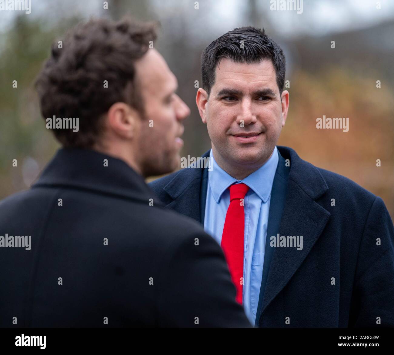 Londres, Royaume-Uni. 13 décembre 2019. 2019 commentateurs politique arrivent à College Green Westminster London à parler à la presse après l'élection générale Richard Burgon MP de Leeds est (à droite) Ian Crédit DavidsonAlamy Live News Banque D'Images