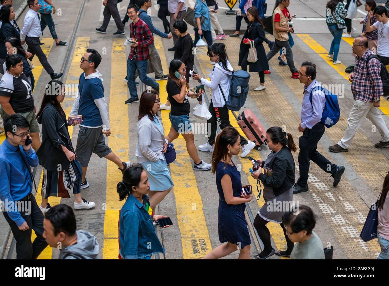 Hong Kong, Chine - Novembre 2019 : Les personnes qui traversent le quartier commerçant de la rue dans la foule de HongKong City Banque D'Images